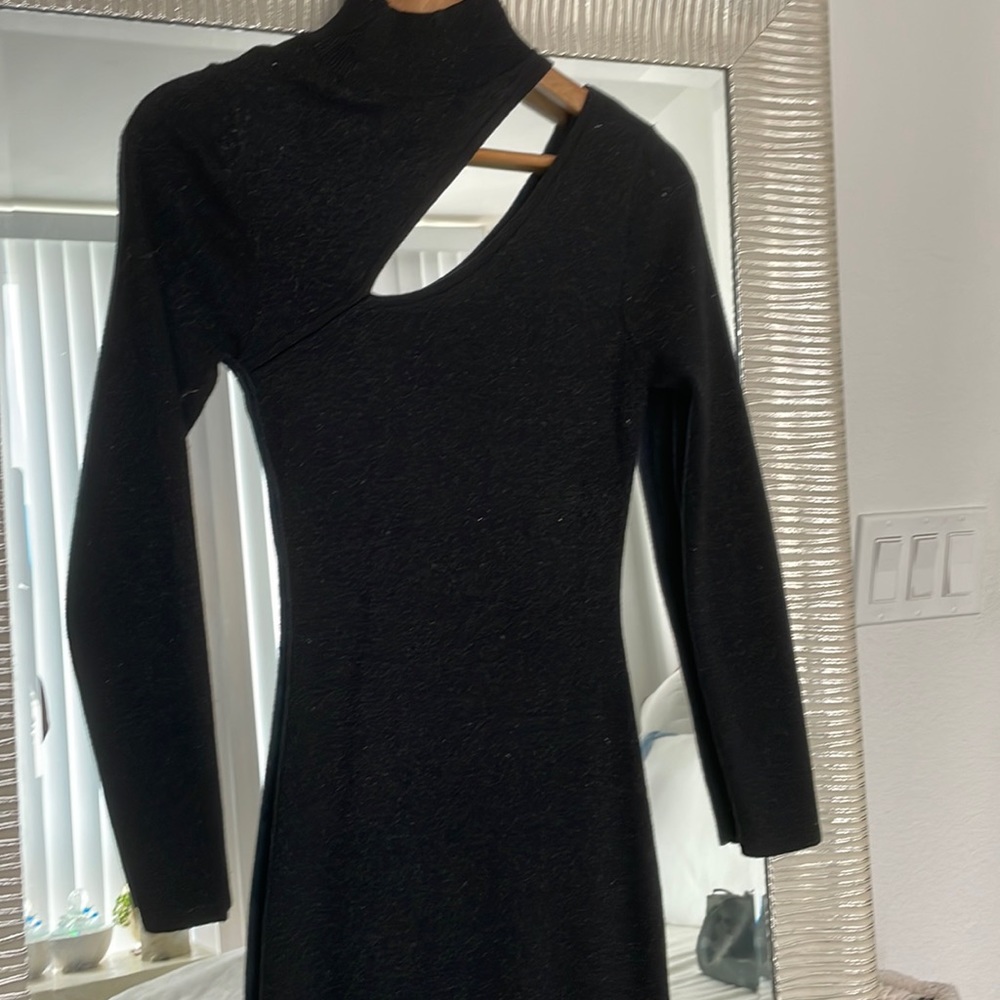 🌹🖤 One pretty time open shoulder dress😍